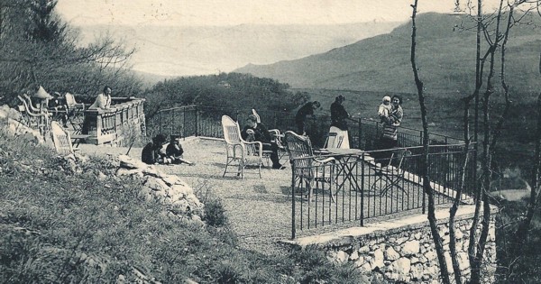 Suzie sur la terrasse de l’hôtel Bellevue (1925)