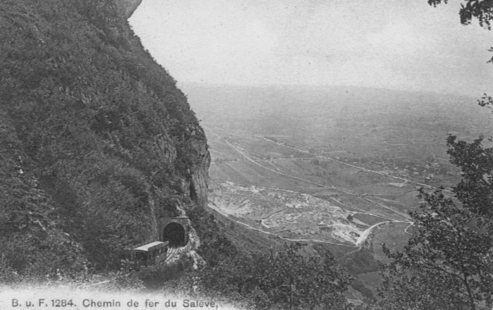 Une automotrice en amont du tunnel