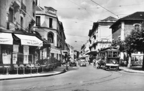 Le tram 12 près de la mairie (av. 1959)