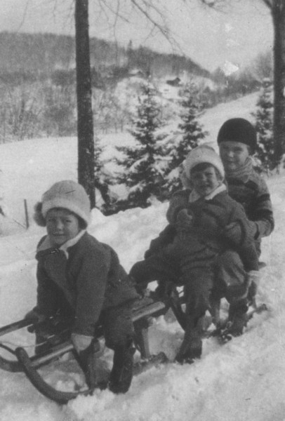 Trois enfants en luge (av. 1935)