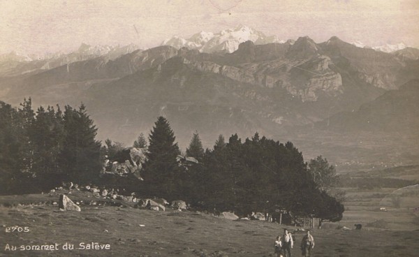 Randonneurs près de l´étang de Faverges