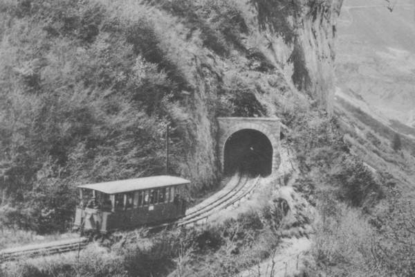 L'automotrice n° 6 en amont du tunnel (v. 1910)