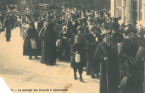 Passage des évacués à Annemasse (1915)