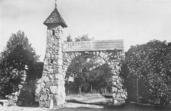Porche de l’hôtel-restaurant du Château de l´Ermitage (v. 1958)