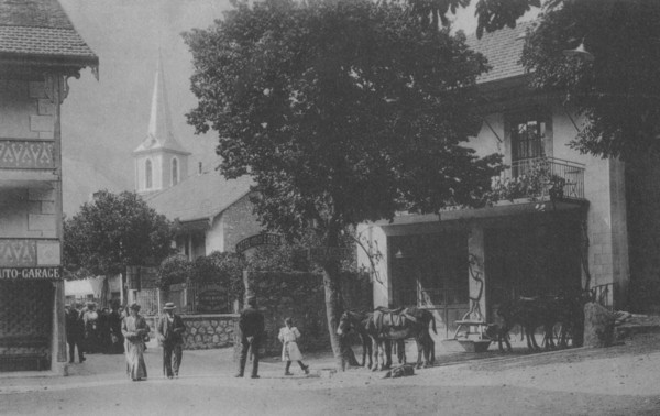Touristes à Monnetier près de la forge de Rophille