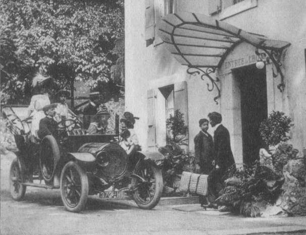 Hôtel du Château de Mornex et automobile Pilain