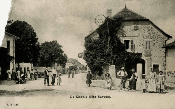 La place avec l´hôtel et la fontaine