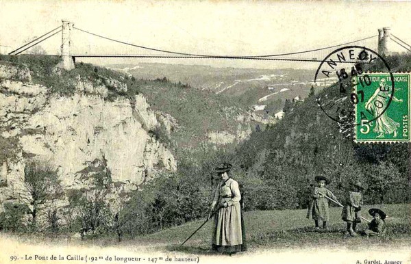 Faneurs devant le pont suspendu de la Caille