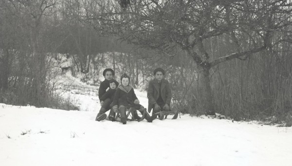 Partie de luge : prêts pour la descente (février 1947)