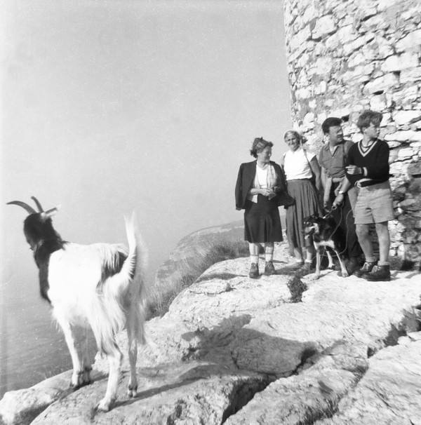 Au pied de la Tour Bastian (juillet 1954)