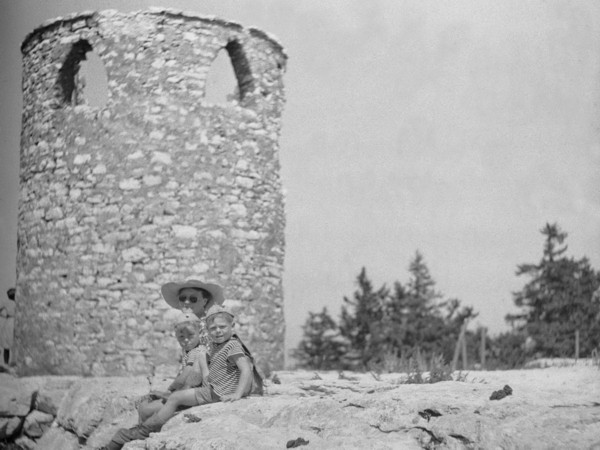 Au pied de la tour Bastian des Pitons (juillet 1947)