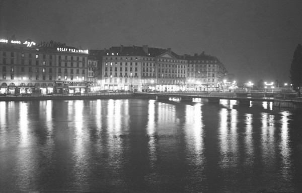Le pont et l’hôtel des Bergues de nuit (sept. 1934)