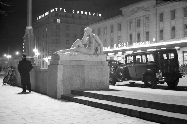 Genève, taxis à la gare Cornavin de nuit (février 1936)