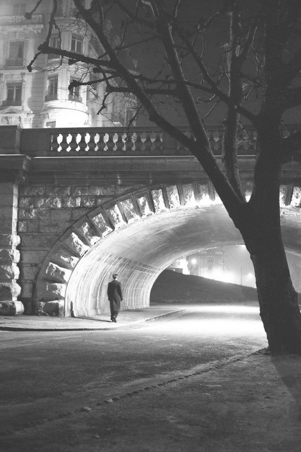 Genève, passant solitaire sous le pont de la Coulouvreniere (fév. 1936)