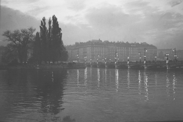 Le pont du Mont-Blanc et l’ïle Rousseau de nuit (1937)
