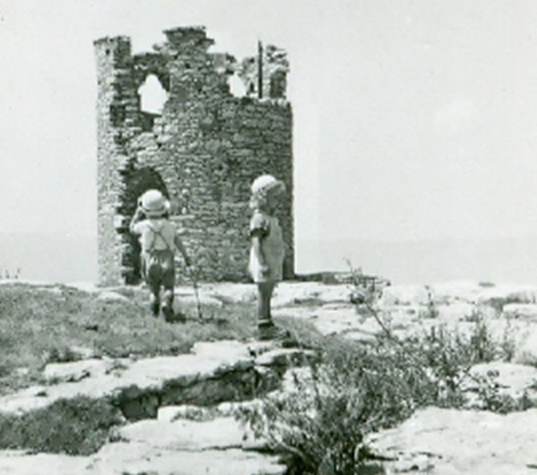 La tour Bastian des Pitons (1946)