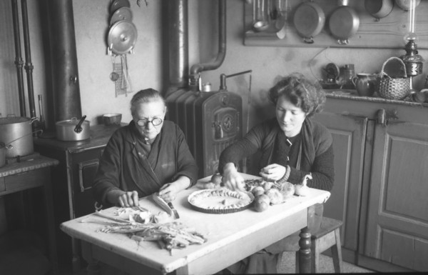 Préparation du repas à Montfort (déc. 1936)