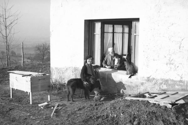 On profite du soleil de mars à Montfort (1936)