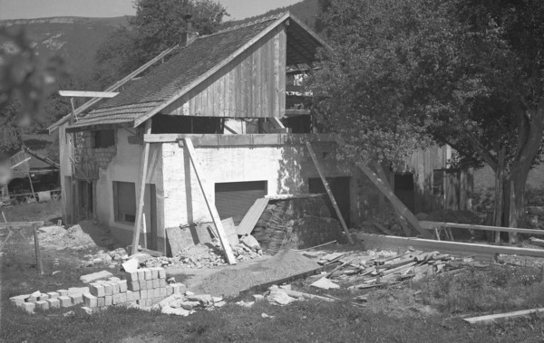 En plein travaux de rénovation à Montfort (juillet 1936)