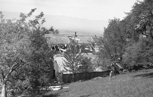 Démontage du toit à Montfort (juillet 1936)