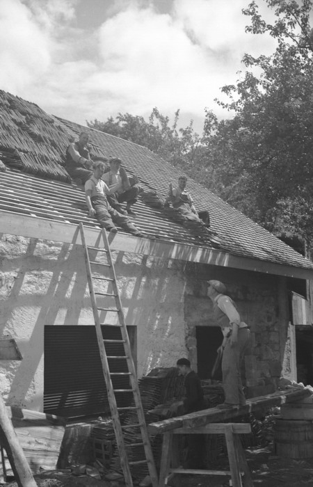 Le montage des tuiles à Montfort (1936)