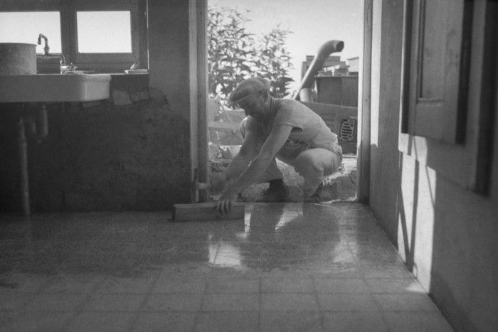 Pose du carrelage de la cuisine à Montfort (juillet 1936) 2/2