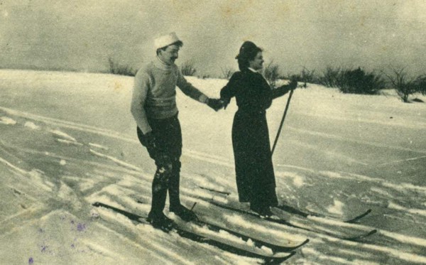Leçon de ski près de la gare du Chemin de fer du Salève (1910)