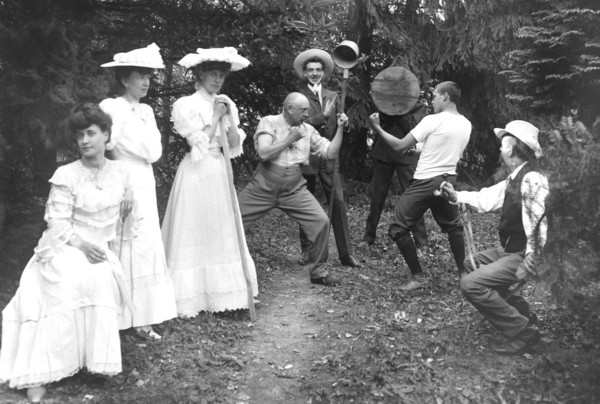 Groupe de gens endimanchés