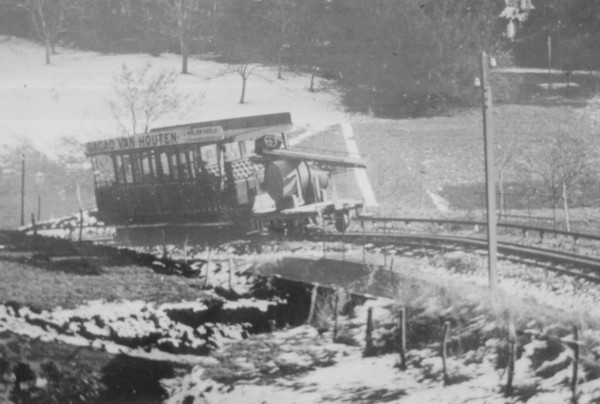 Automotrice et wagonnet chargé d'une citerne d’eau et d'un bob