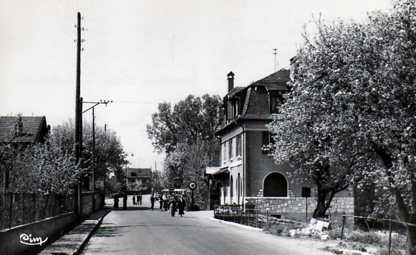 Promeneurs passant la frontière suisse (v. 1955)