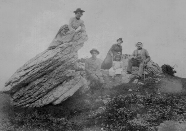 Famille près de la tour Bastian au Grand Piton (v. 1901)