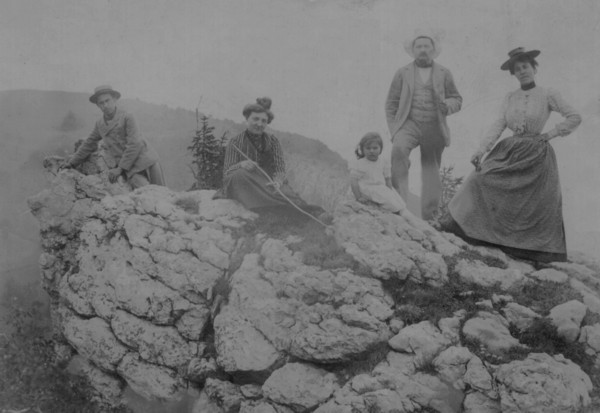 Famille près de la tour Bastian au Grand Piton (v. 1901)