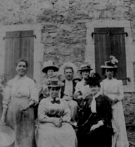 Sept personnes vers 1901