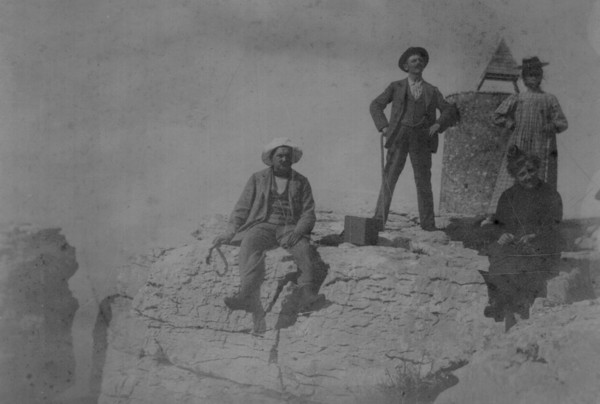 Famille près de la tour Bastian au Grand Piton (v. 1901)