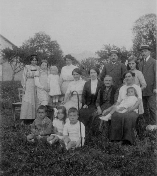 Groupe de 15 personnes dans un verger (v. 1900)