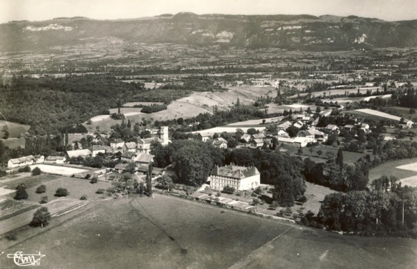 Le château, le village et le Salève