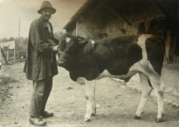 Charles Grobon avec un taurillon