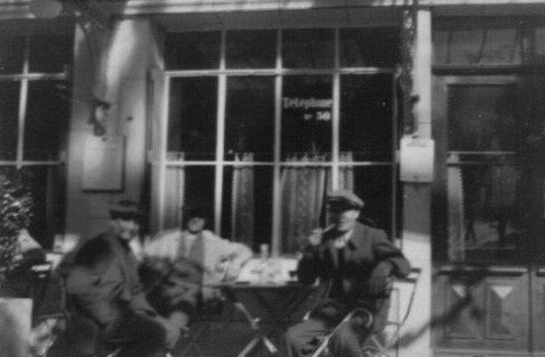 Loulou Vidonne au café