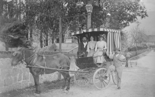 François Pillet tenant les rennes de sa jument Didine