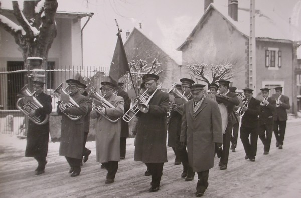 La fanfare défile dans la rue centrale