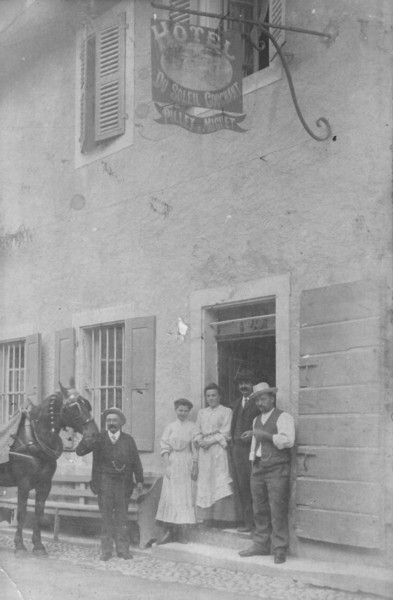 François Pillet devant son hôtel