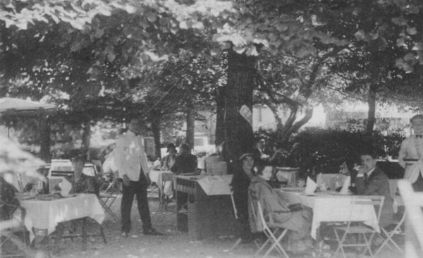 Touristes au restaurant de l´hôtel des Alpes