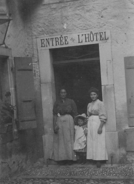 Entrée d'hôtel à Mornex (v. 1900)