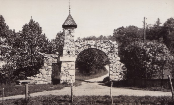 Porche de l’hôtel-restaurant du Château de l´Ermitage (v. 1959)