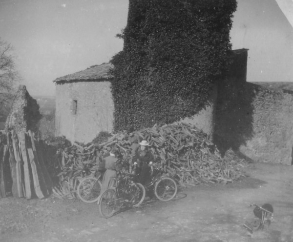 Le château et les vélos (1898)