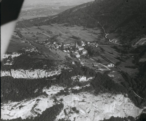 Vallon de Monnetier et château de l´Ermitage vus d'avion (v. 1930)