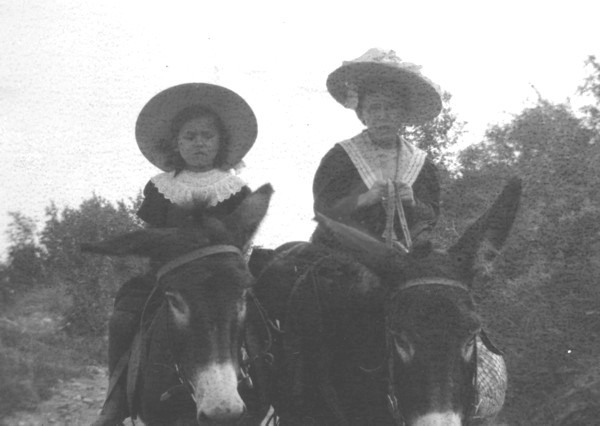 Enfants à dos d’ânes au Salève (face)