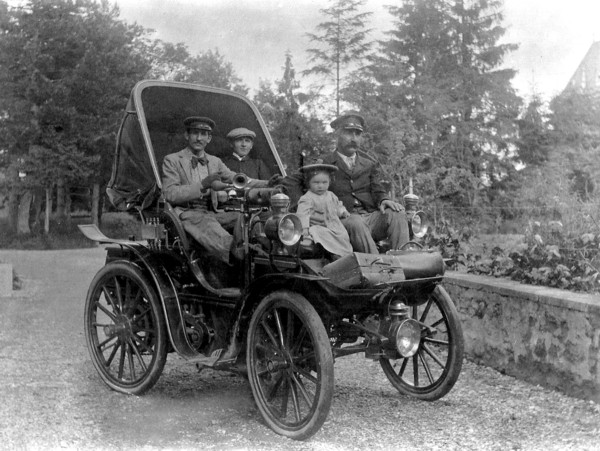 Voiture Peugeot, type 19, au château de Marlioz (1905)
