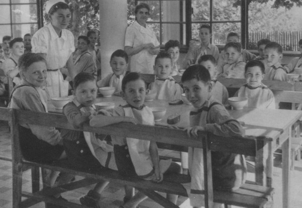 Le repas des garçons au Clos des Salèves (v. 1952)
