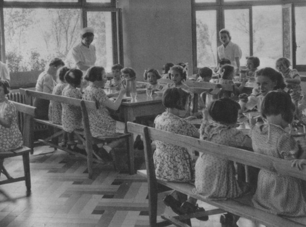 Le repas des filles au Rayon de Soleil (v. 1952)